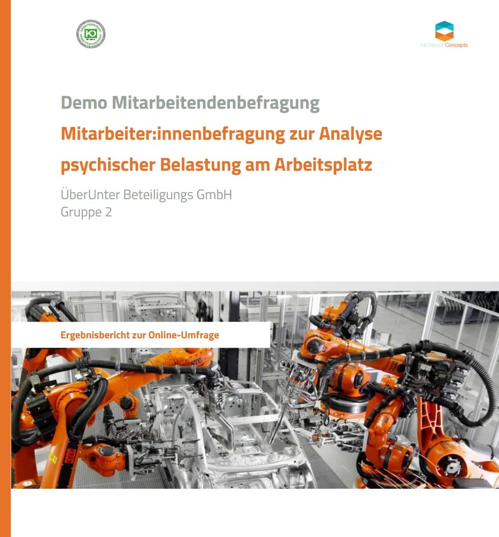 Vier Personen schauen gemeinsam auf einen Fragebogen zu Mitarbeiterbefragung.