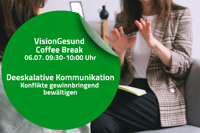 Eine Frau erhält Anerkennung am Arbeitsplatz und lächelt freundlich Ihrem Gegenüber entgegen.
