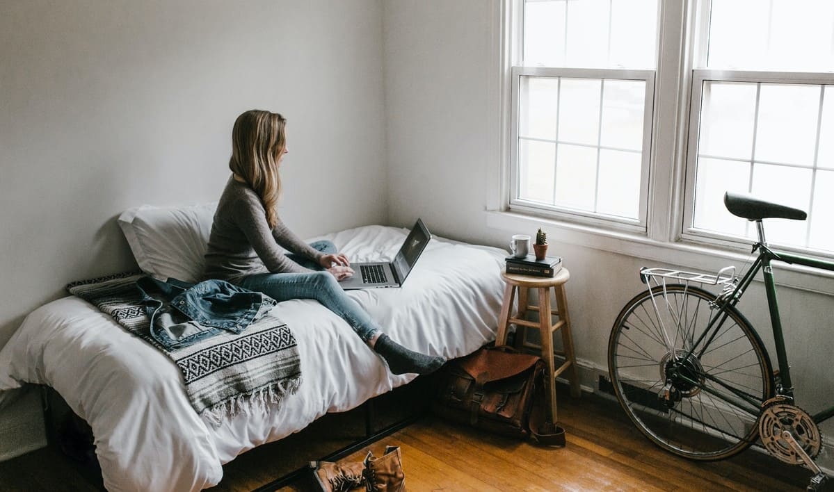 Home-Office – Arbeit und Bewegung in Balance Arbeiten von zu Hause im Home-Office benötigt einen aktiven Ausgleich: Bewegung, wie Radtouren in der Freizeit und ein regelmäßiger Positionswechsel beim Arbeiten, ist hier der Schlüssel.