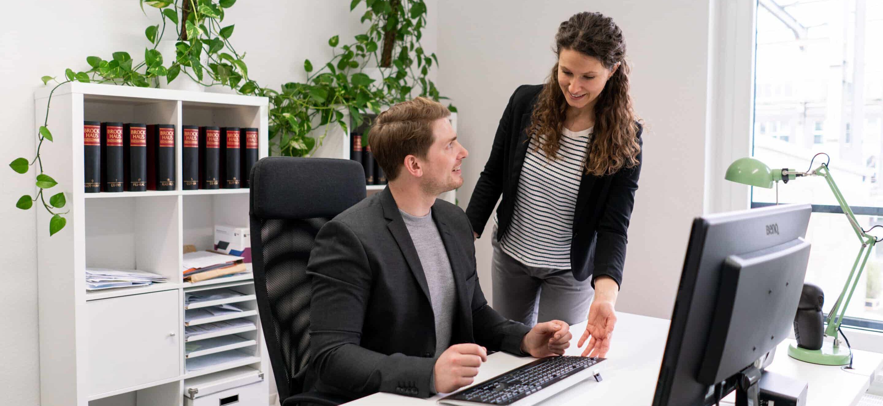 Von einer VisionGesund-Mitarbeiterin wird eine Ergonomieberatung an einem Bildschirmarbeitsplatz durchgeführt. Ergonomieberatung am Bildschirmarbeitsplatz VisionGesund