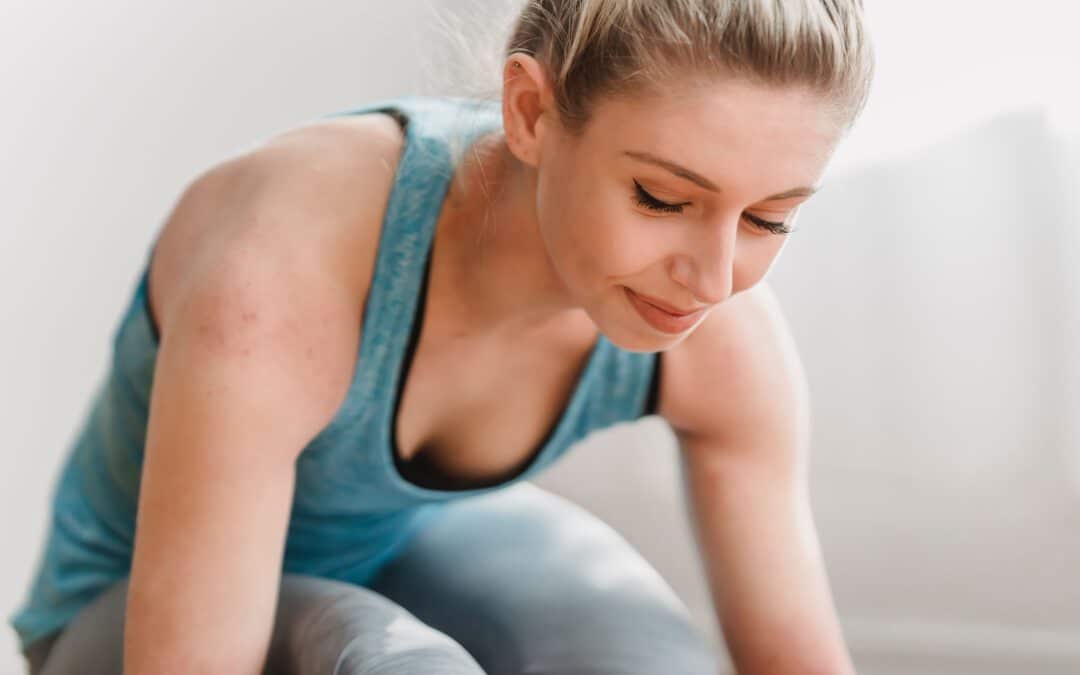 Eine Frau in Sportkleidung macht Rückenübungen