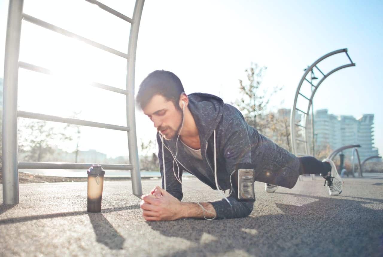 Rückenübung Plank Mann in Sportkleidung macht die Rückenübung Plank