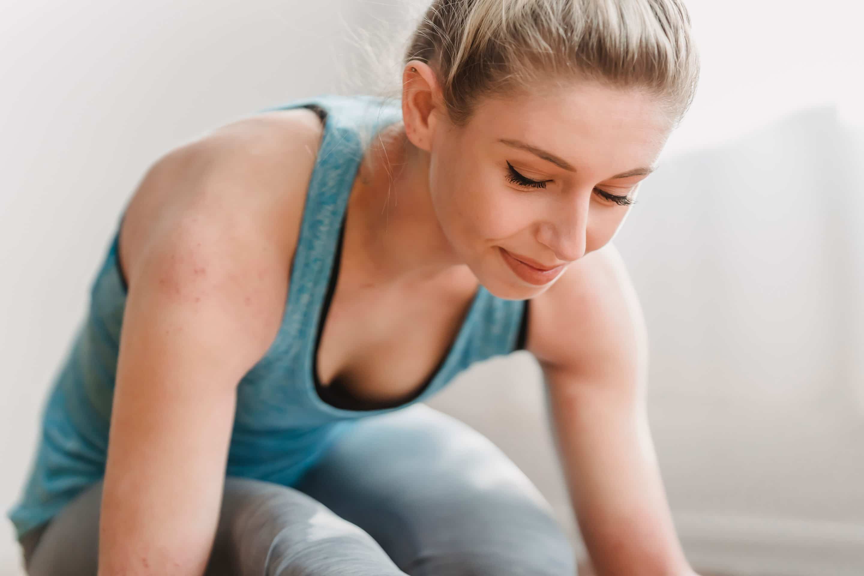 Rückenübung Eine Frau in Sportkleidung macht Rückenübungen