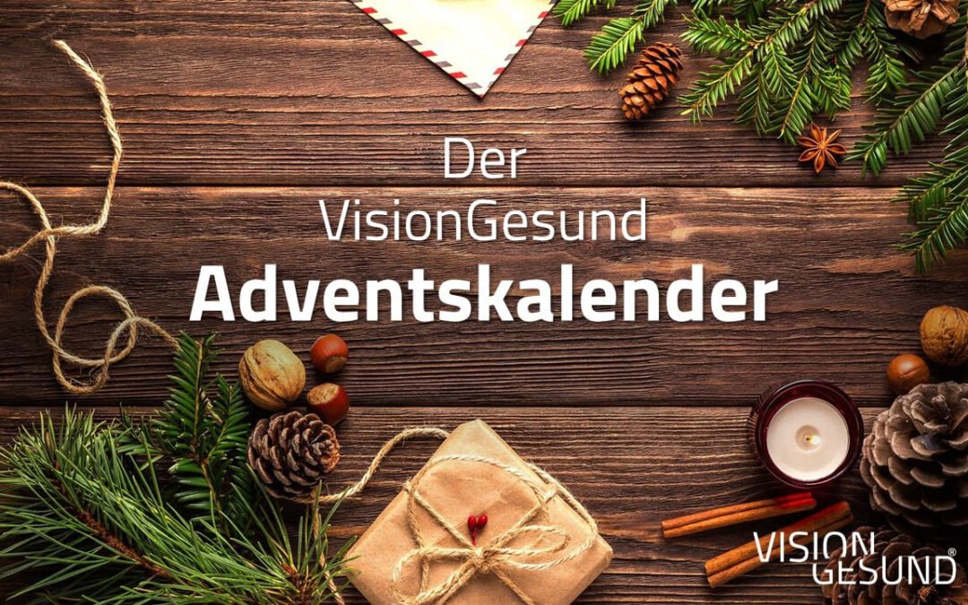 Zentral im Bild steht in weißer Schrift geschrieben: "Der VisionGesund Adventskalender". Drumherum befindet sich weihnachtliche Dekoration wie Tannenzweige, Zimtstangen, ein Teelicht, Tannenzapfen und ein kleines Geschenk. All dies befindet sich auf einem dunklen Holzbrett.