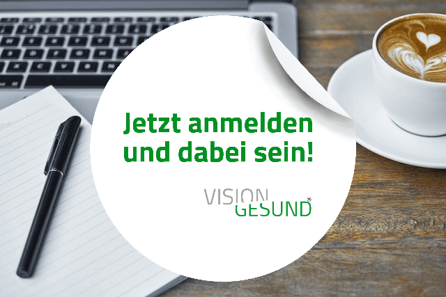 Ein Laptop, ein Schreibblock und eine Tasse stehen zur Coffee Break bereit.