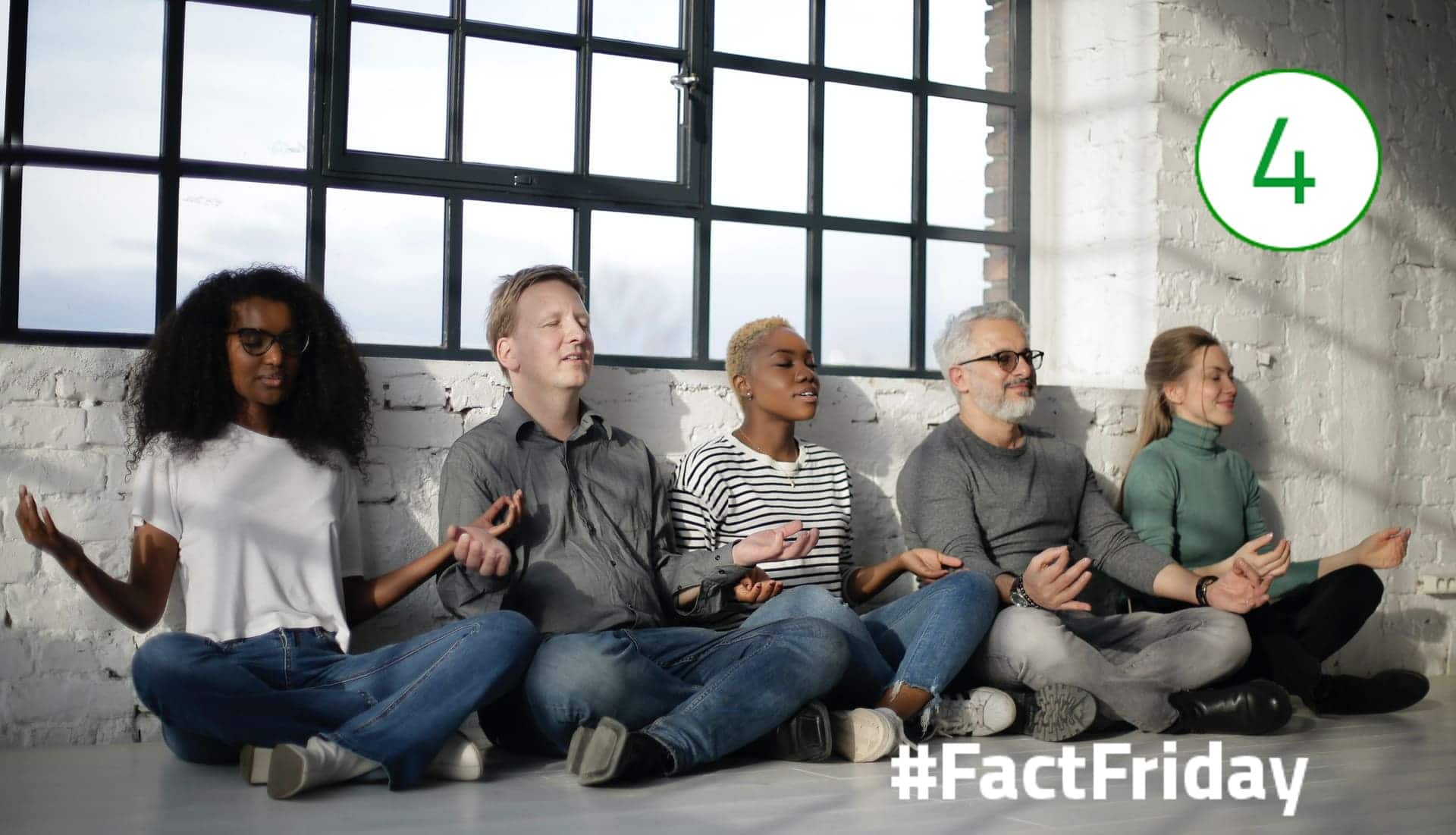 #FactFriday – Psychische Gesundheit Fünf Menschen sitzen im Schneidersitz, in meditierender Haltung, angelehnt an eine Wand, nebeneinander. Die Augen sind geschlossen und die Gesichter ganz entspannt und fröhlich.