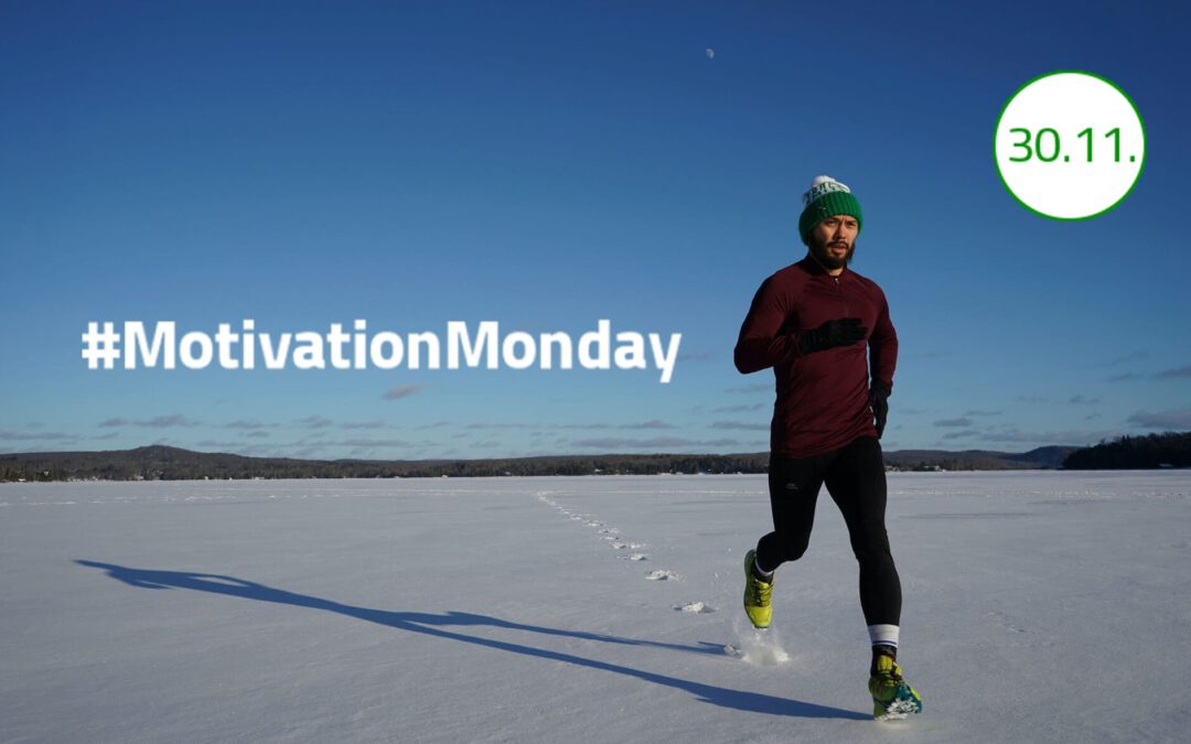 Ein Mann joggt bei blauem Himmel und Sonnenschein auf schneebedecktem Boden. Zentral im Bild steht "#MotivationMonday" geschrieben, oben rechts im Bild steht in einem weißen Kreis mit grünem Rand das Datum 30.11. geschrieben.
