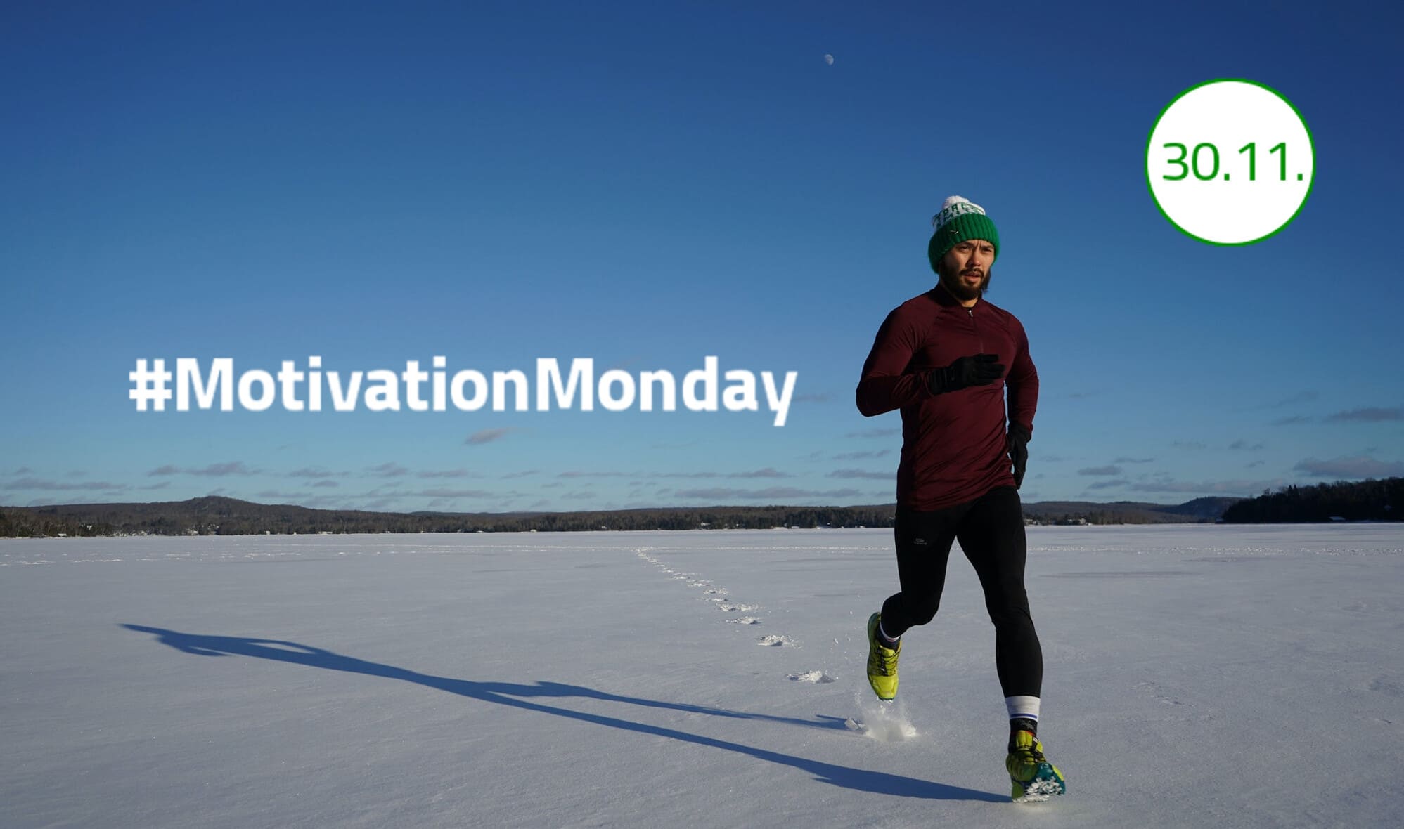 #MotivationMonday – Positives Mindset Ein Mann joggt bei blauem Himmel und Sonnenschein auf schneebedecktem Boden. Zentral im Bild steht "#MotivationMonday" geschrieben, oben rechts im Bild steht in einem weißen Kreis mit grünem Rand das Datum 30.11. geschrieben.