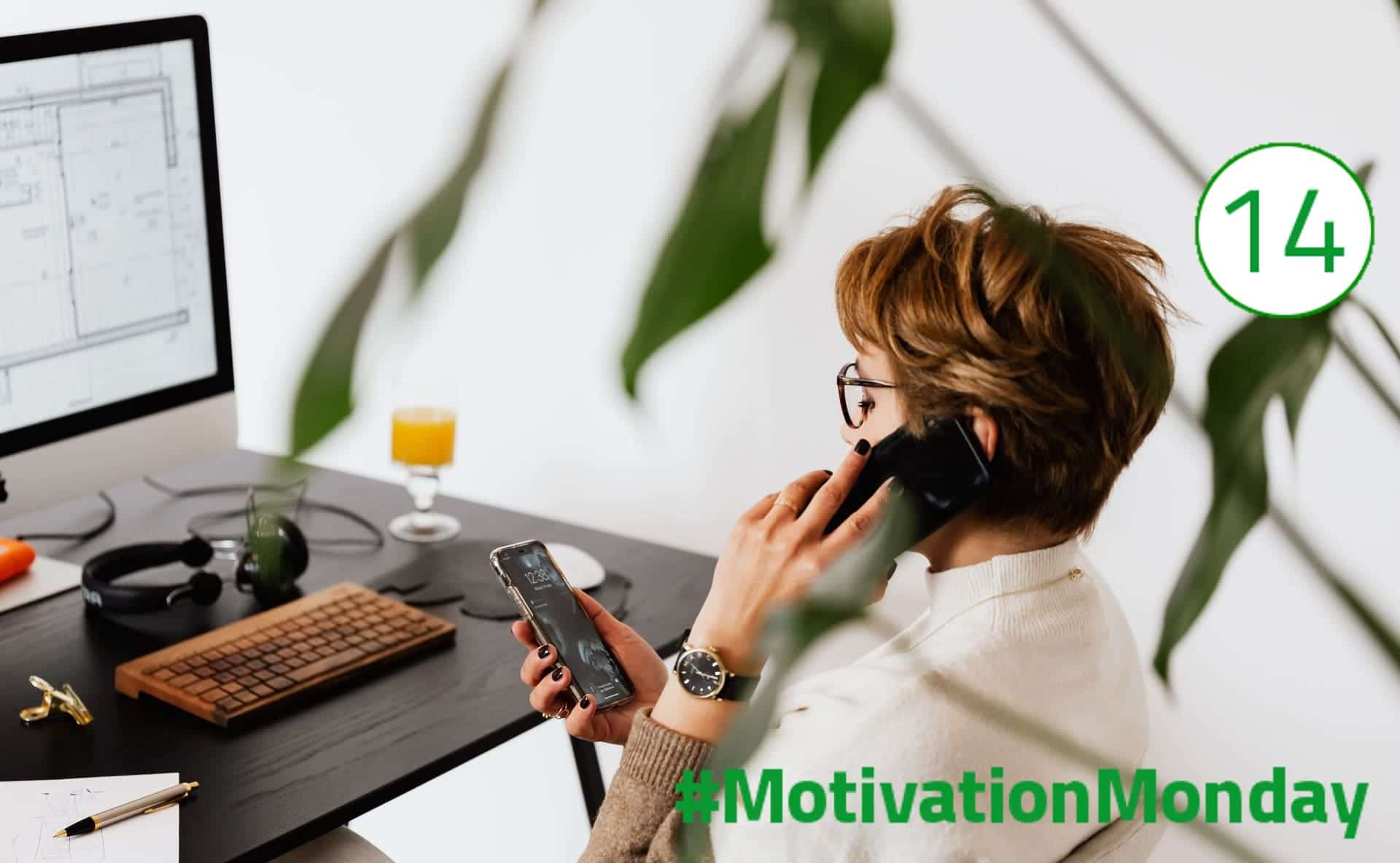 #MotivationMonday Glaubenssätze Eine Frau telefoniert mit einem Smartphone am Ohr; ein zweites Handy hält sie in der Hand und schaut darauf. Sie sitzt auf einem Stuhl vor einem Bildschirm. Das Bild spiegelt demnach die digitale Arbeitswelt und deren Stress und Anforderungen wider.