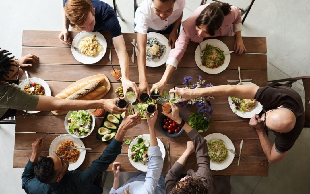 Kollegen sitzen beim Mittagessen zusammen und erholen sich von der Abeit.