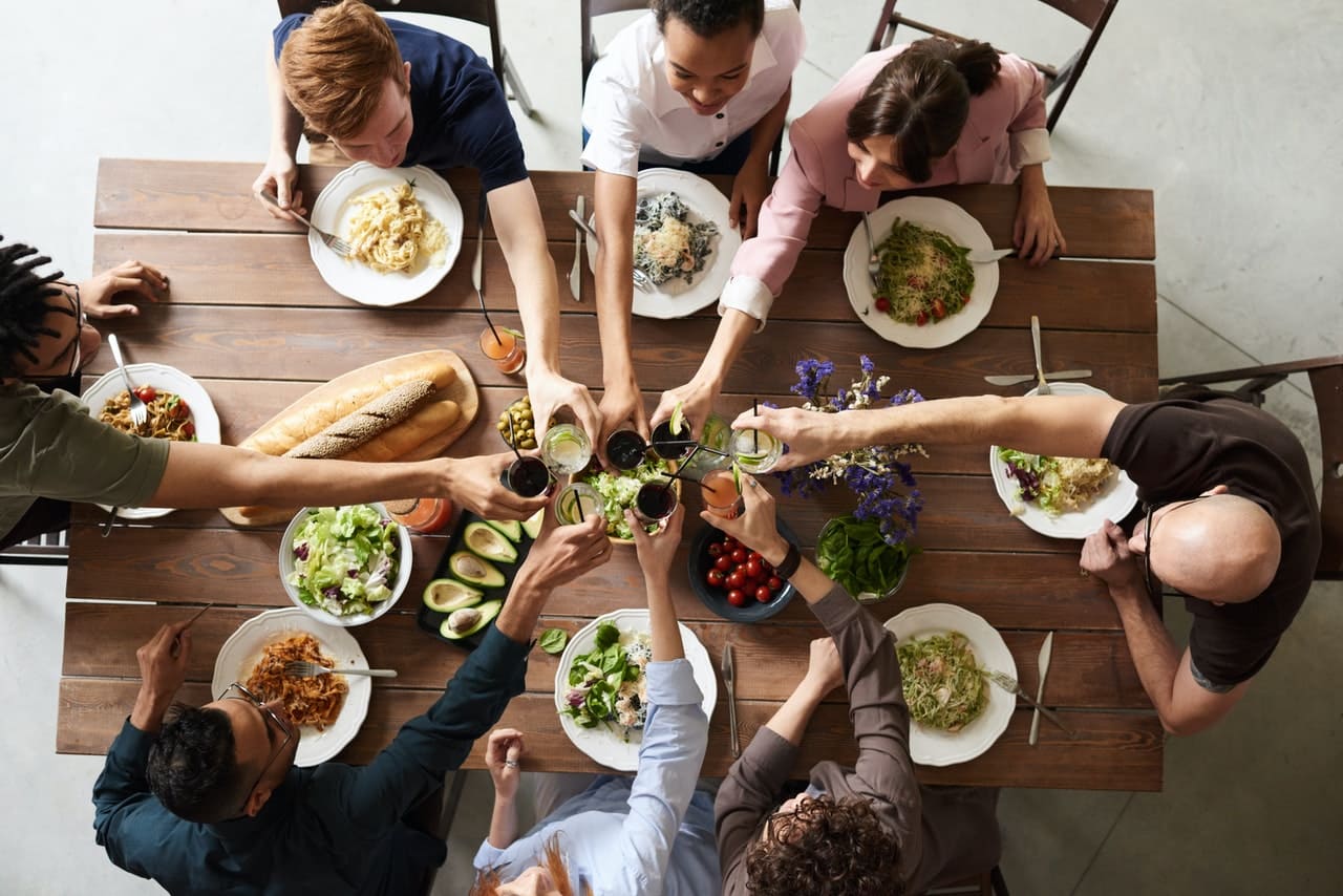 Kollegen sitzen beim Mittagessen zusammen und erholen sich von der Abeit.