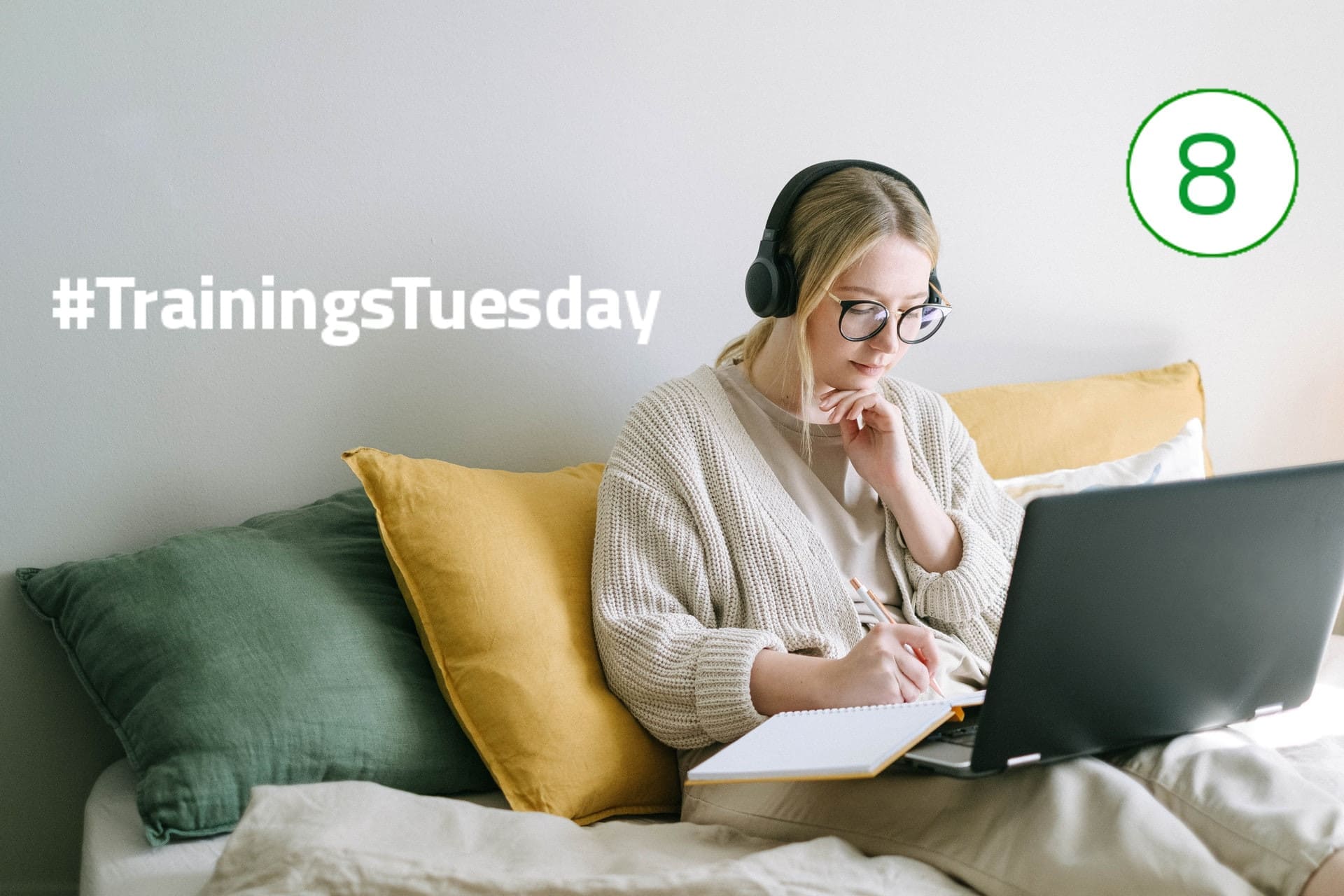 #TrainingsTuesday – Mobilisation Eine junge Frau sitzt auf der Couch mit einem Laptop und Notizblock auf dem Schoß. Mit der rechten Hand schreibt sie etwas in den Notizblock und auf der linken Hand ist das Kind aufgestützt.
