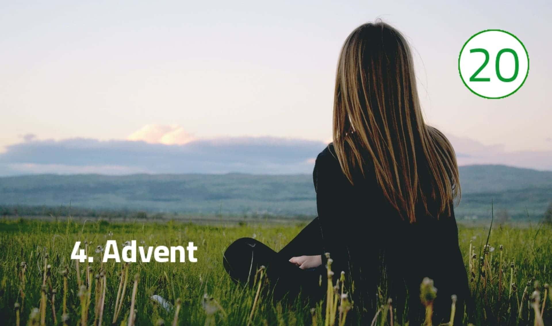 Vierter Advent Entspannung Eine Frau sitzt mit dem Rücken zur Kamera in einer Wiese und schaut auf die hügelige Landschaft und die Wolken am Horizont vor sich. Sie stützt sich mit der linken Hand im Gras ab, die rechte Hand liegt auf ihren zum Schneidersitzt gekreuzten Beinen.